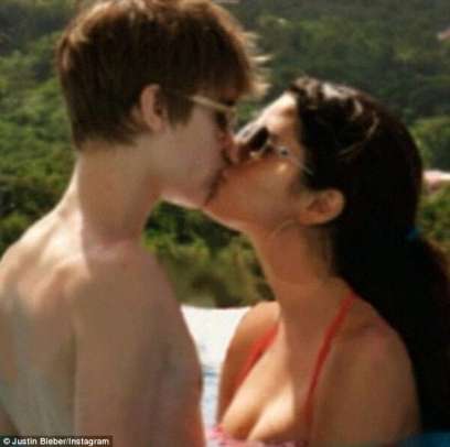 Justin Bieber and Selena Gomez kiss (Instagram)