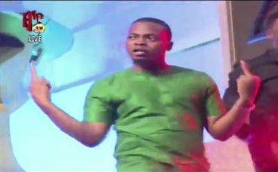 Rapper Olamide throwing up the middle finger at Headies 2015. (Hip TV )